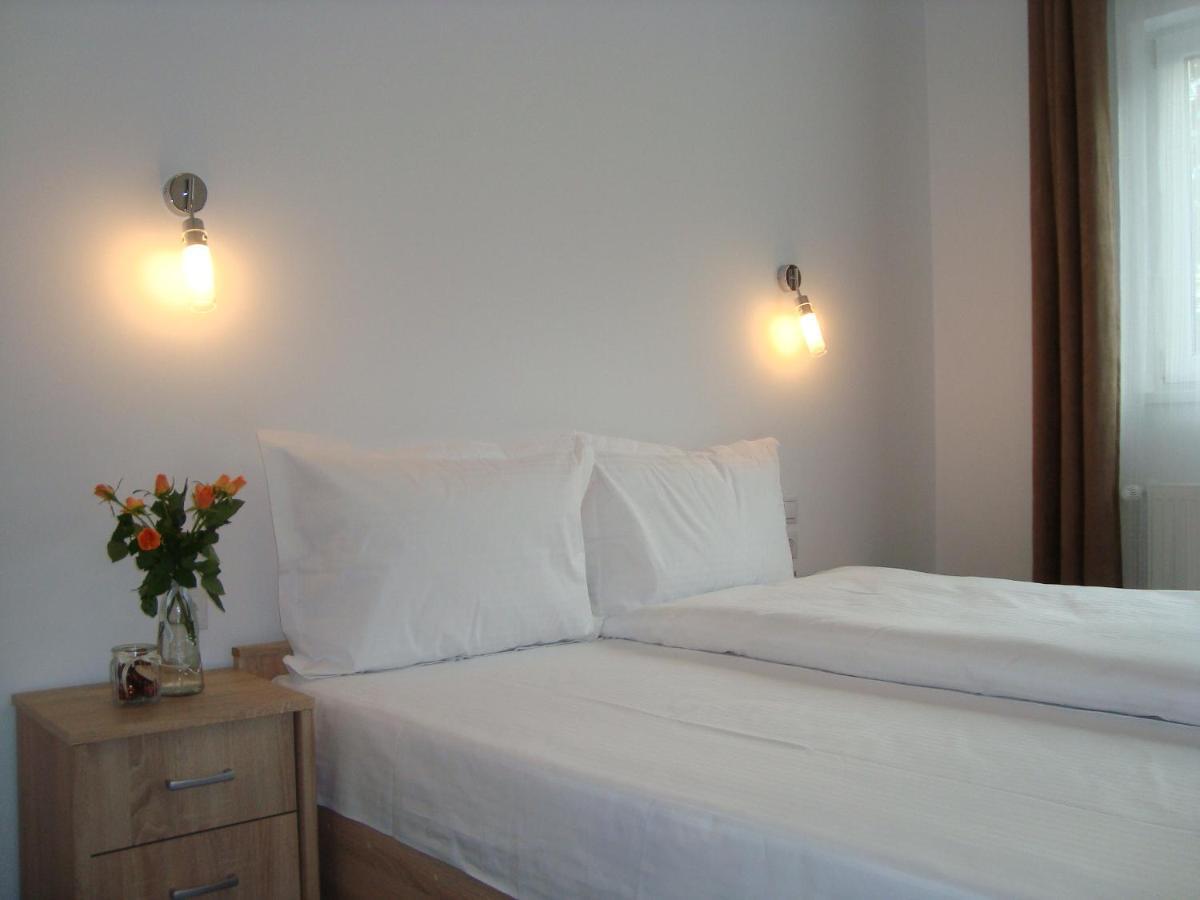 Casa Cu Flori Hotel บุชเตนี ภายนอก รูปภาพ