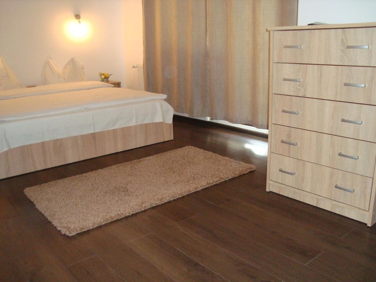 Casa Cu Flori Hotel บุชเตนี ภายนอก รูปภาพ