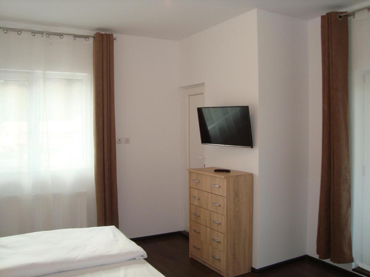 Casa Cu Flori Hotel บุชเตนี ภายนอก รูปภาพ