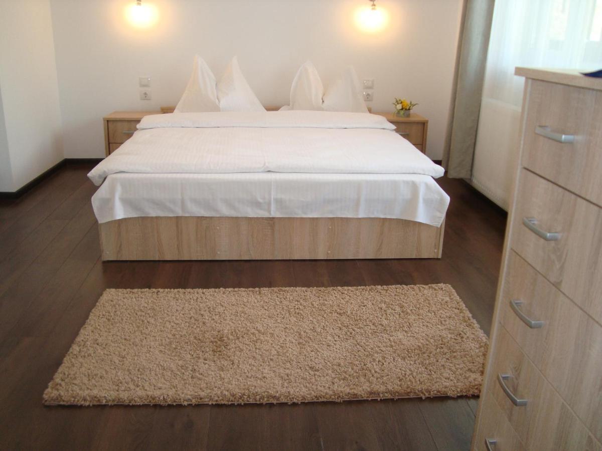 Casa Cu Flori Hotel บุชเตนี ภายนอก รูปภาพ
