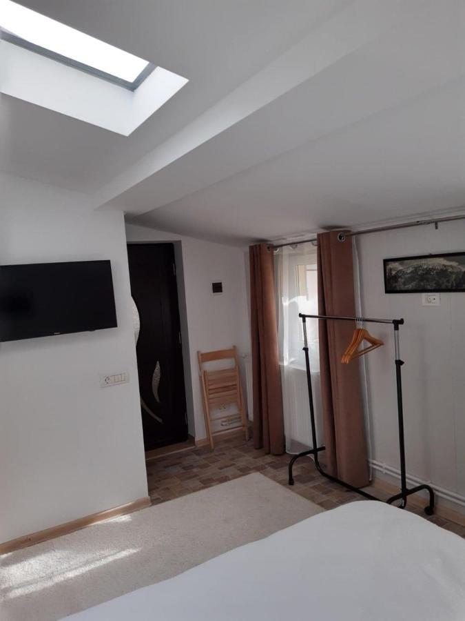 Casa Cu Flori Hotel บุชเตนี ภายนอก รูปภาพ