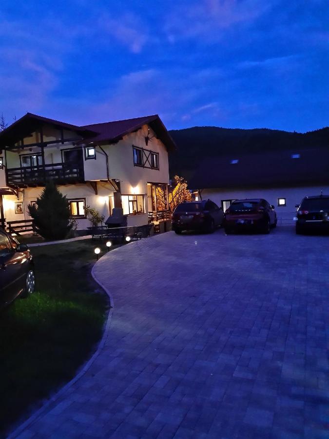 Casa Cu Flori Hotel บุชเตนี ภายนอก รูปภาพ