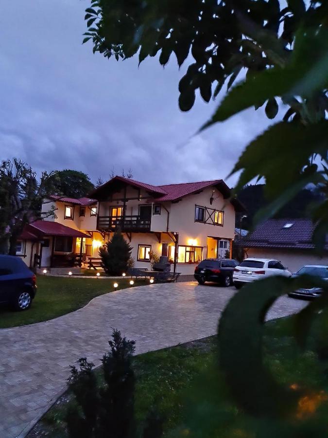 Casa Cu Flori Hotel บุชเตนี ภายนอก รูปภาพ