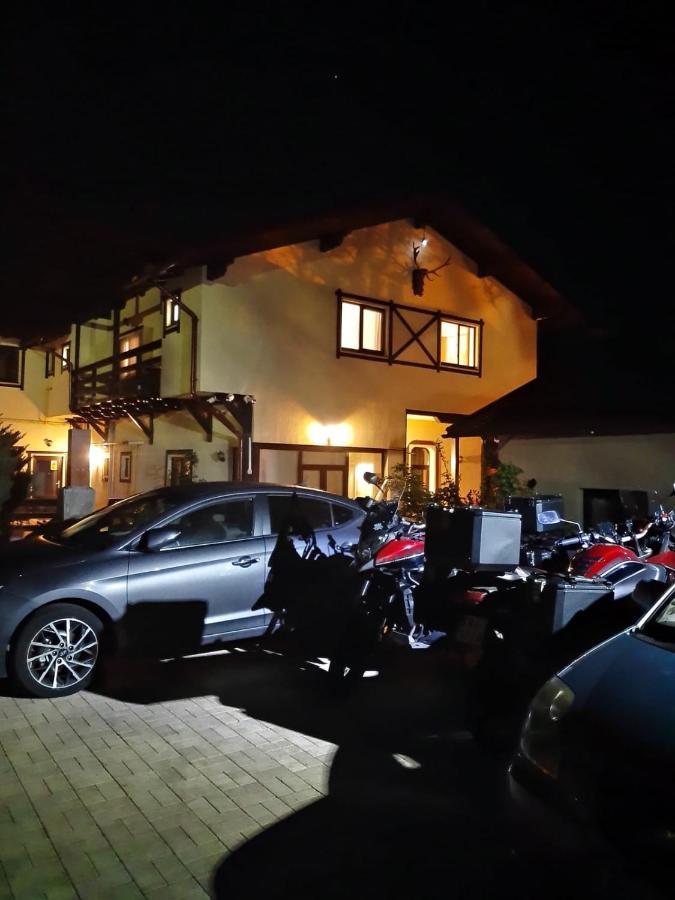 Casa Cu Flori Hotel บุชเตนี ภายนอก รูปภาพ