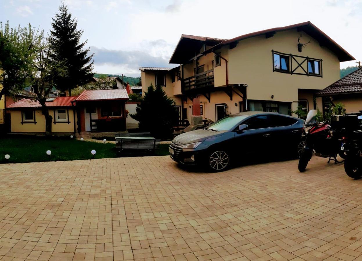 Casa Cu Flori Hotel บุชเตนี ภายนอก รูปภาพ