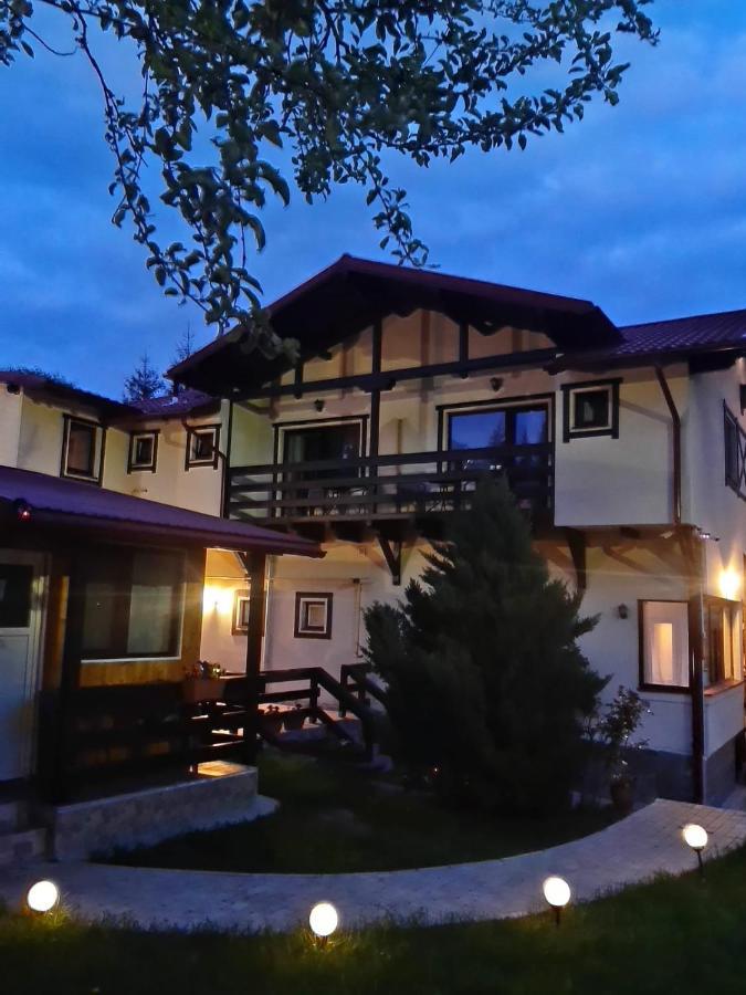 Casa Cu Flori Hotel บุชเตนี ภายนอก รูปภาพ