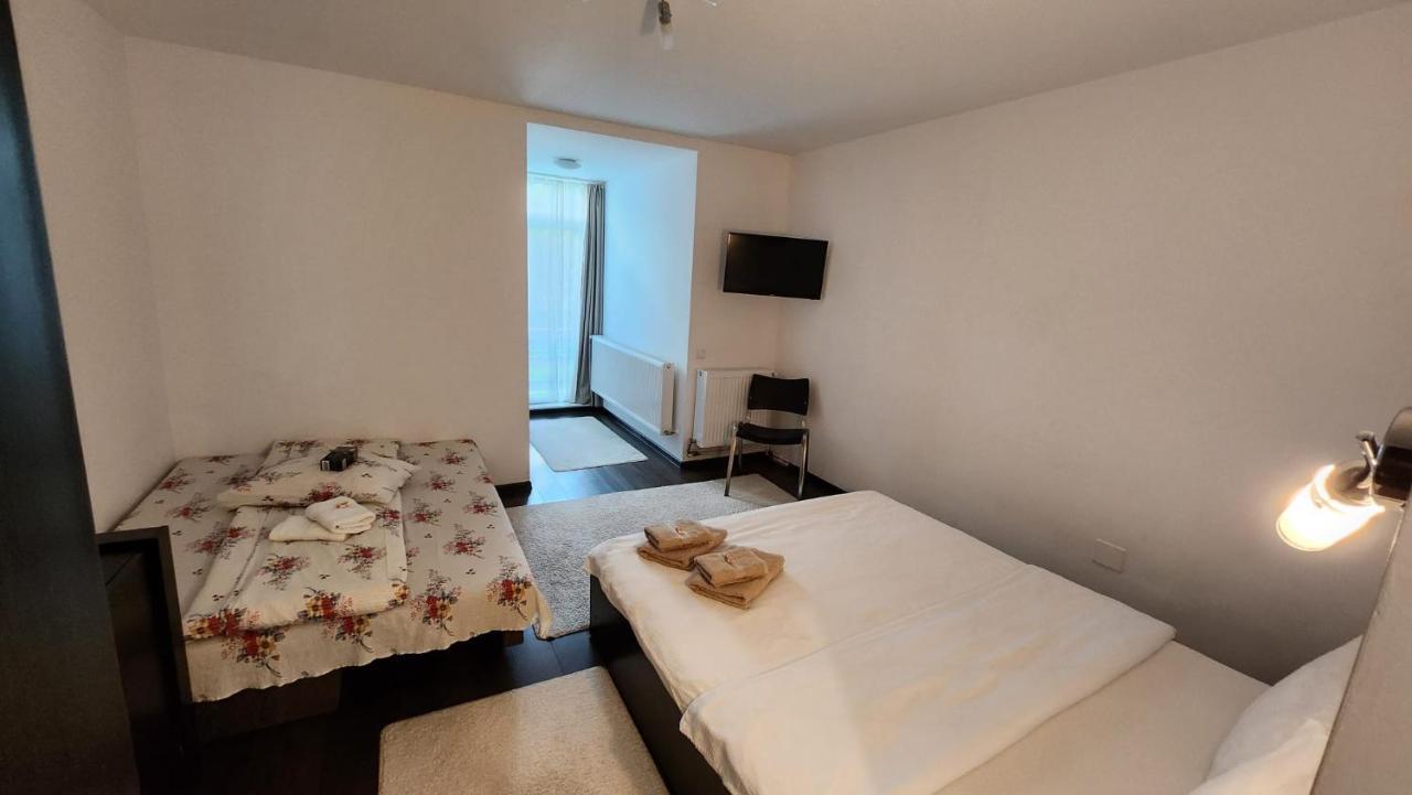 Casa Cu Flori Hotel บุชเตนี ภายนอก รูปภาพ
