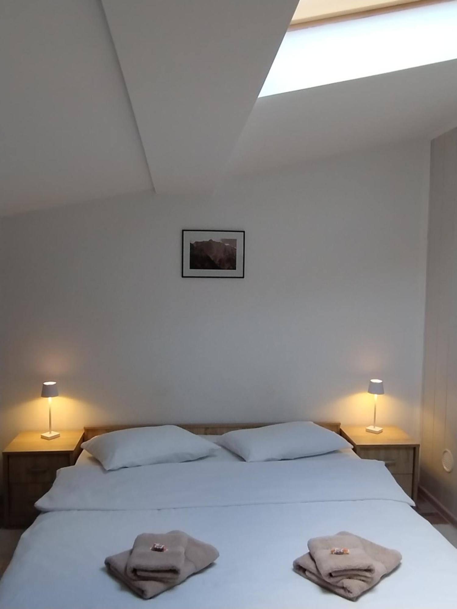 Casa Cu Flori Hotel บุชเตนี ภายนอก รูปภาพ